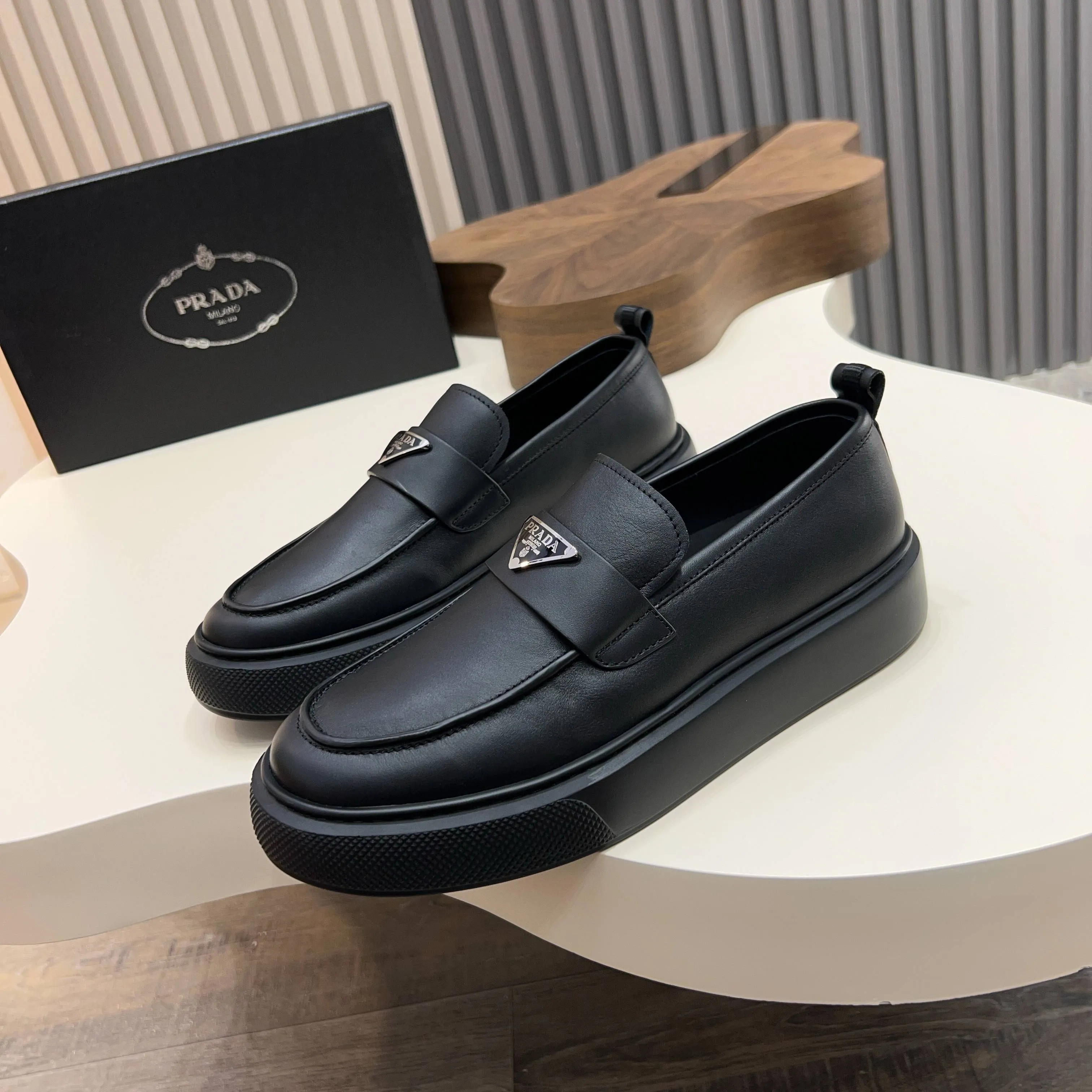 💰740 Thick-soled trendy brand (Prada) mainly promotes popular models, avant-garde and versatile fashionable men's shoes, private version molding, cowhide splicing 1:1 replica... fashionable, simple, elegant, more eye-catching and more classy, ​​it will subvert the old idea, a must-have for fashionistas who want to spend time with you! Must keep it! Tall and comfortable outsole, high-end quality workmanship. @ Code number: 39-44 38 45 can be ordered. Multiple colors are available.
